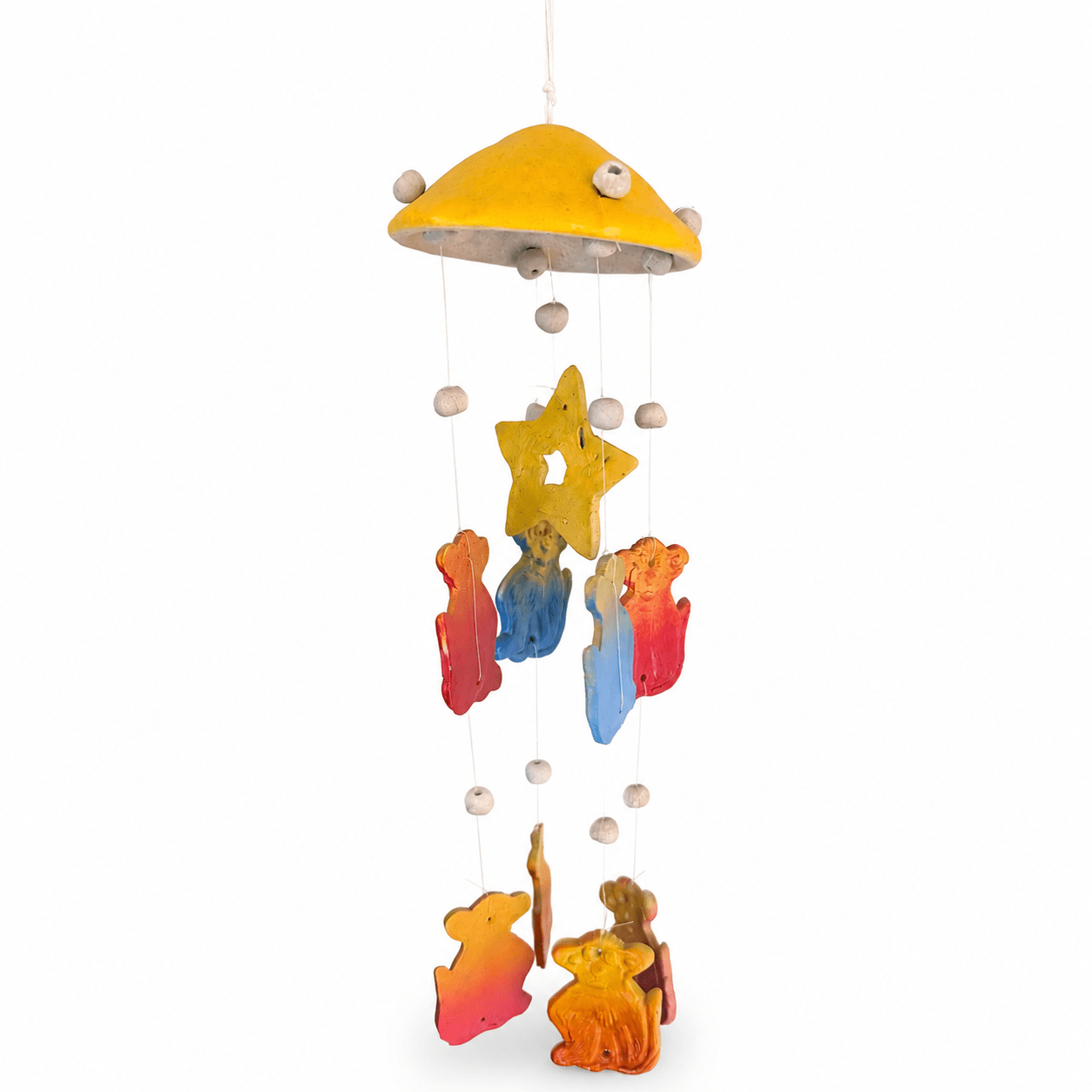Keramische windhanger met gele kap, ster, houten kralen en kleurrijke dierenfiguren, vrijstaand op een lichte achtergrond.
