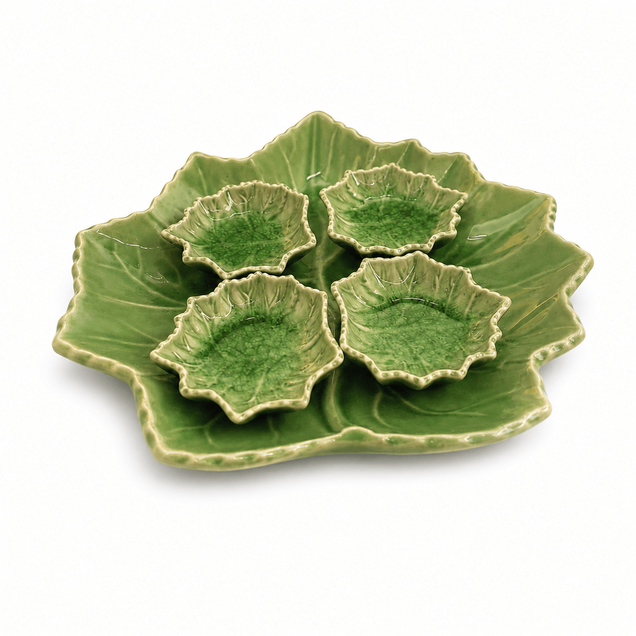 Groene keramische lotus dipschaal set met vier kleine schaaltjes op een grote bladvormige schaal.