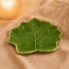 Groene keramische lotus schaal van 24 cm in warme sfeersetting op beige stof.