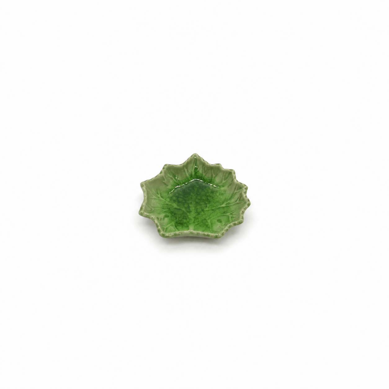 Klein groen keramisch lotus schaaltje van 8 cm met glanzend reliëf op witte achtergrond.