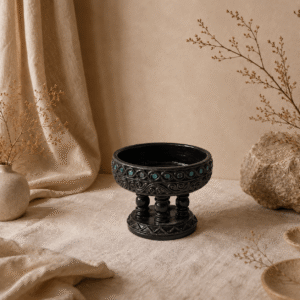 Zwarte Thaise presenteerschaal op voet met turquoise details in een warme natuurlijke sfeersetting.