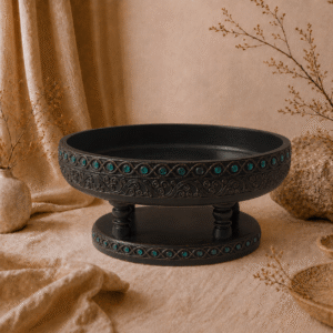 Zwarte Thaise presenteerschaal van 30 cm met turquoise details in een warme sfeervolle setting.