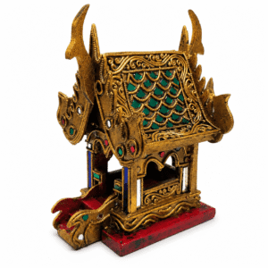 Thaise tempelhuis goud klein met sierlijk dak, gouden ornamenten, gekleurde details en rode voet op een witte achtergrond.
