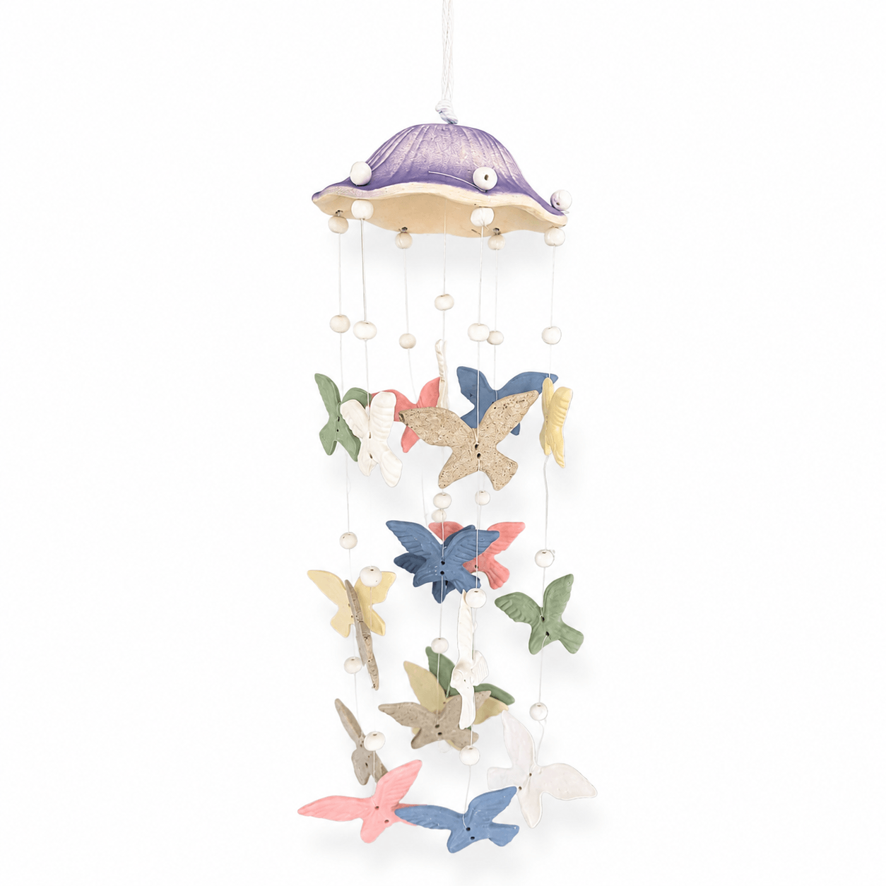 Pastelkleurige keramiek windhanger met vlinders en paarse bovenkap aan een lichte achtergrond.
