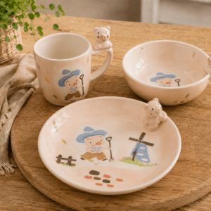 Kinderservies Knorri met mok, kom en bord op houten tafel in een warme sfeeropstelling.