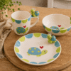 Complete Kinderservies Torti set met bord, kom en mok op houten ondergrond in warme sfeeropstelling.
