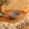Bruin-wit gespikkelde keramische kom van 13 cm op een houten tafel met warme natuurlijke styling.