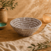 Bruin-wit gespikkelde keramische kom van 20 cm op een houten tafel met warme natuurlijke styling.