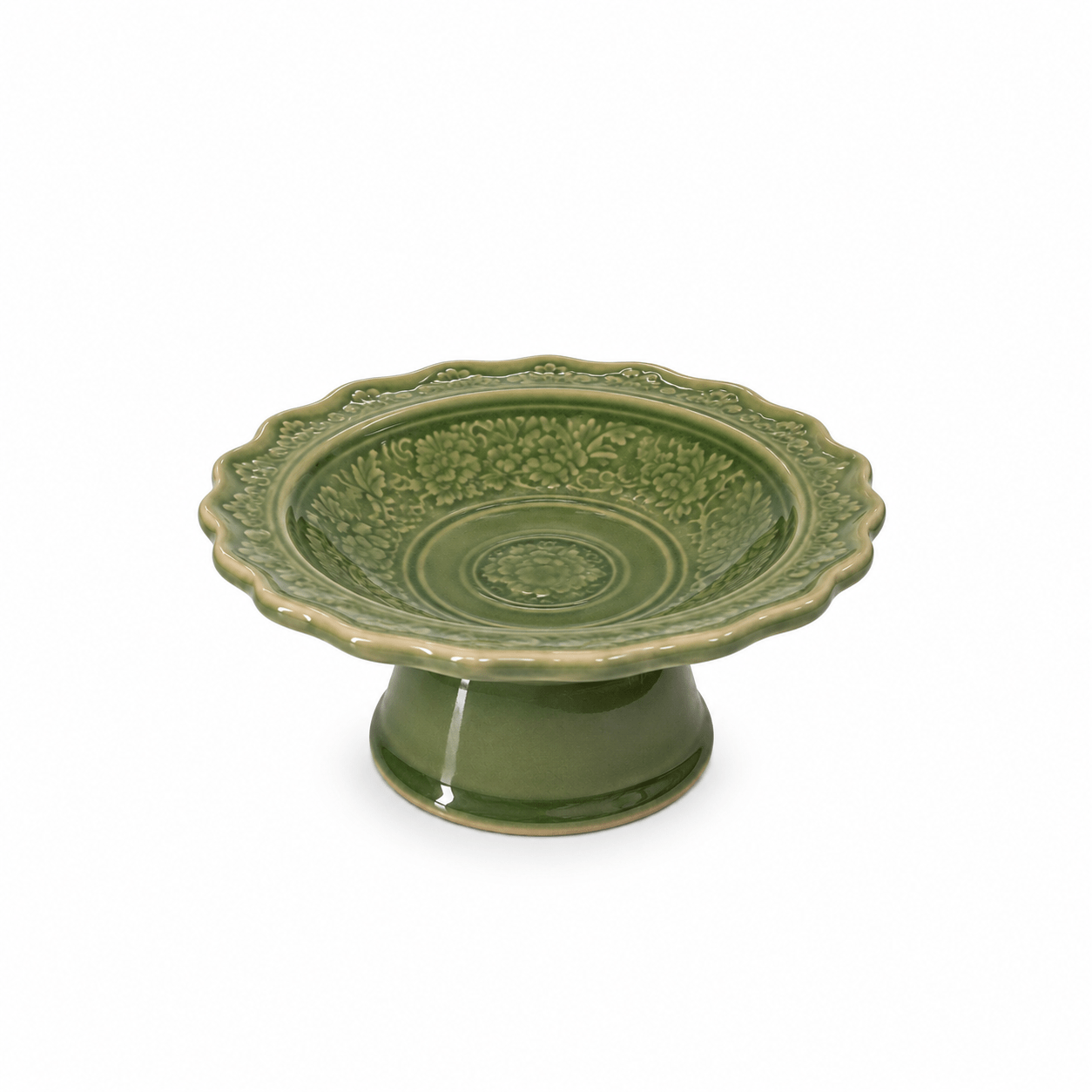Groene keramische presenteerschaal van 14 cm op voet met bloemreliëf en golvende rand op een witte achtergrond.