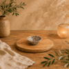 Diep bruin-wit gespikkeld keramisch schaaltje van 8 cm op een houten serveerplank in een warme natuurlijke setting.