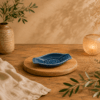 Handgemaakt keramisch Lanna bootschaaltje in blauw op houten tafel in warme sfeervolle setting