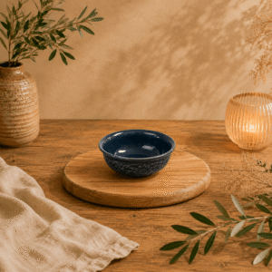 donkerblauw keramisch Lanna kommetje met bloemenreliëf op houten tafel in sfeervolle setting