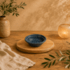 Handgemaakt keramisch rond Lotus schaaltje Lanna in blauw op houten tafel in warme sfeervolle setting