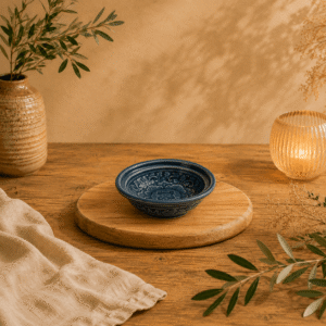 Handgemaakt keramisch rond Lotus schaaltje Lanna in blauw op houten tafel in warme sfeervolle setting
