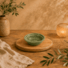 Handgemaakt keramisch rond Lotus schaaltje Lanna in groen op houten tafel in warme sfeervolle setting