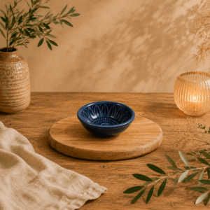 Handgemaakt keramisch Lotus schaaltje Lanna in blauw op houten tafel in warme sfeervolle setting