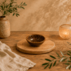 Handgemaakt keramisch Lotus schaaltje Lanna in choco op houten tafel in warme sfeervolle setting