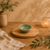 Handgemaakt keramisch Lotus schaaltje Lanna in olijfgroen op houten tafel in warme sfeervolle setting