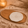 Crèmekleurig bloembord Lotus Dao van 17.5 cm, sfeervol gepresenteerd op een houten dienblad met beige textiel.