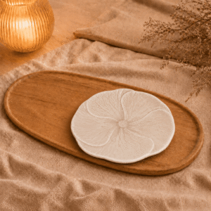 Crèmekleurig bloembord Lotus Dao van 17.5 cm, sfeervol gepresenteerd op een houten dienblad met beige textiel.