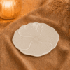 Crèmekleurig bloembord Lotus Dao van 20 cm, sfeervol gepresenteerd op beige textiel met warme verlichting en droogbloemen.