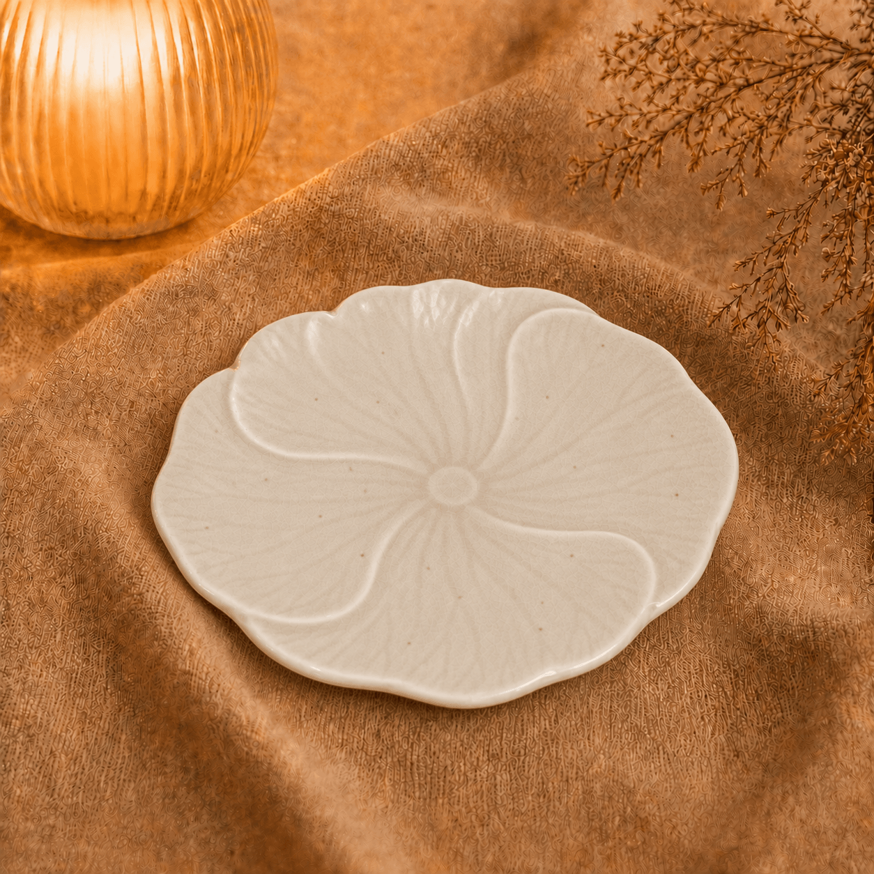 Crèmekleurig bloembord Lotus Dao van 20 cm, sfeervol gepresenteerd op beige textiel met warme verlichting en droogbloemen.