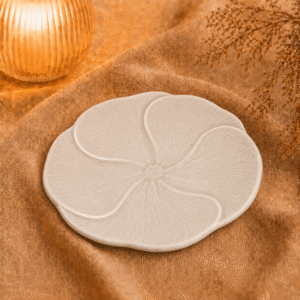 Crèmekleurig bloembord Lotus Dao van 22 cm, sfeervol gepresenteerd op beige textiel met warme verlichting en droogbloemen.