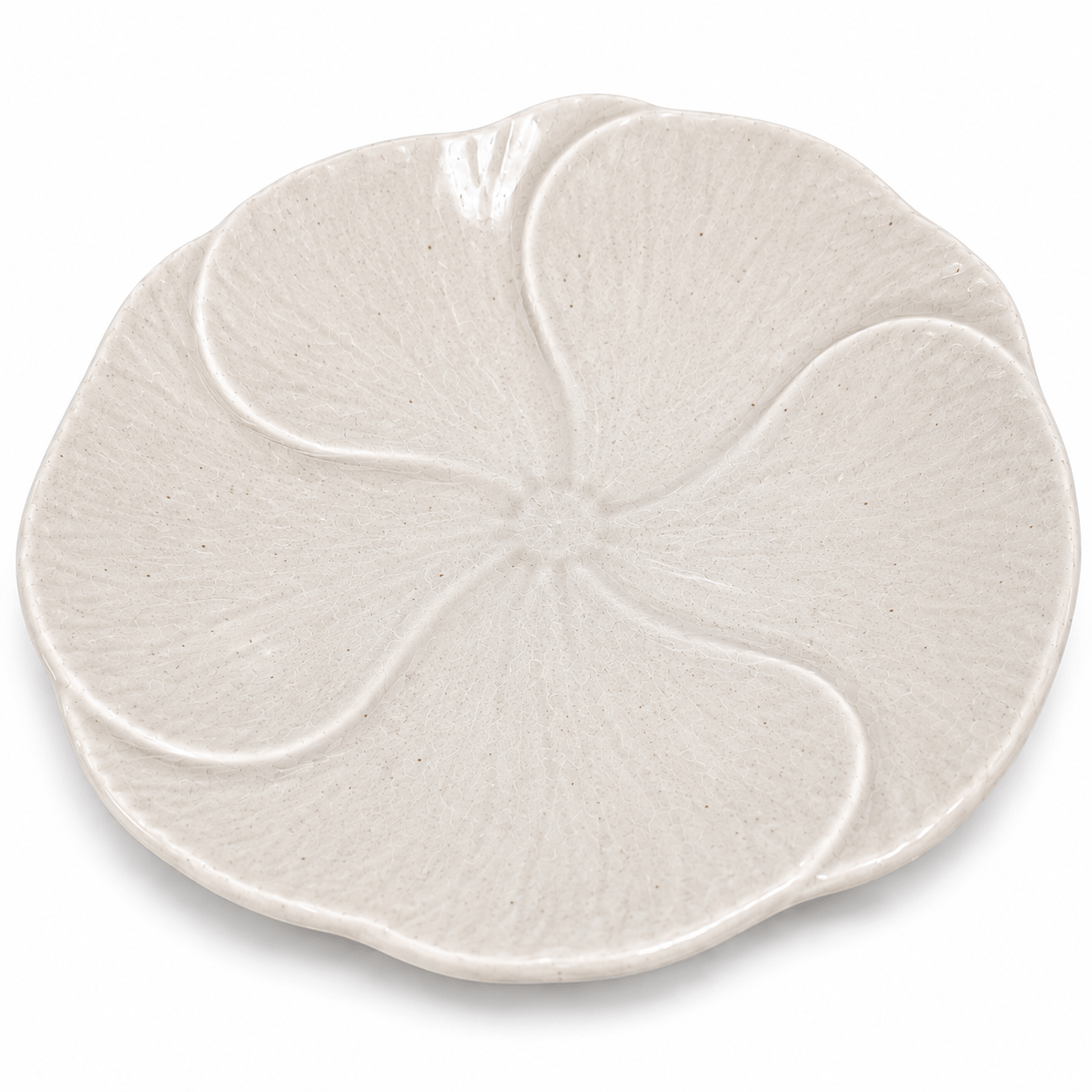 Crèmekleurig bloembord Lotus Dao van 22 cm met bloemvormig reliëf, fijne craqueléstructuur en subtiele spikkels.