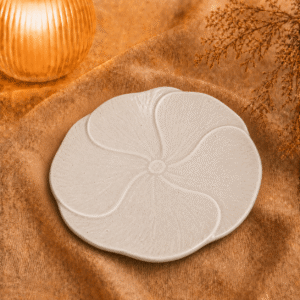 Crèmekleurig bloembord Lotus Dao van 25 cm, sfeervol gepresenteerd op beige textiel met warme verlichting en droogbloemen.