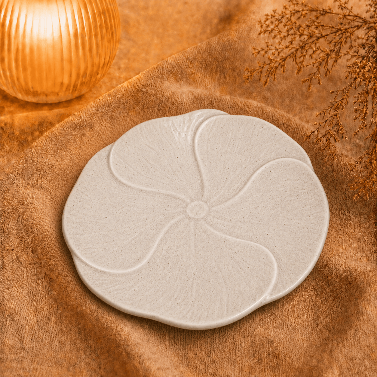 Crèmekleurig bloembord Lotus Dao van 25 cm, sfeervol gepresenteerd op beige textiel met warme verlichting en droogbloemen.