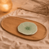 Groen bloembord Lotus van 16 cm, sfeervol gepresenteerd op een houten plateau.