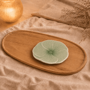Groen bloembord Lotus van 16 cm, sfeervol gepresenteerd op een houten plateau.