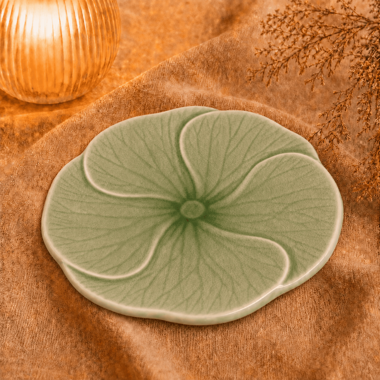 Groen bloembord Lotus van 25 cm, sfeervol gepresenteerd op beige stof met warme verlichting.