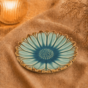 Blauw-bruin bloemenschaaltje van 13 cm, sfeervol gepresenteerd op beige textiel bij warme verlichting en droogbloemen.