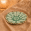 Groen-bruin bloemenschaaltje van 13 cm, sfeervol gepresenteerd op beige textiel bij warme verlichting en droogbloemen.