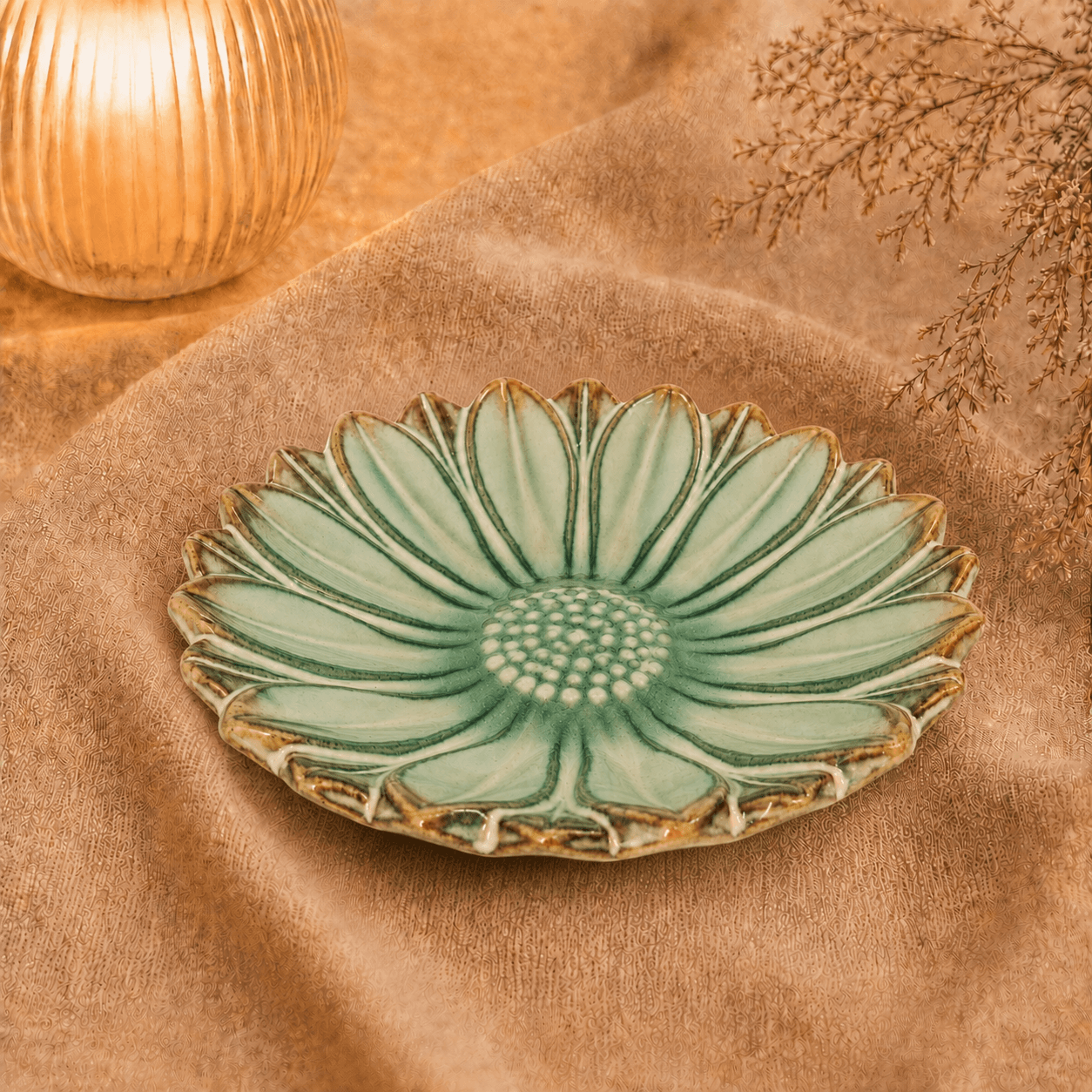 Groen-bruin bloemenschaaltje van 13 cm, sfeervol gepresenteerd op beige textiel bij warme verlichting en droogbloemen.