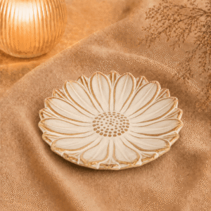 Créme-bruin bloemenschaaltje van 13 cm, sfeervol gepresenteerd op beige textiel bij warme verlichting en droogbloemen.