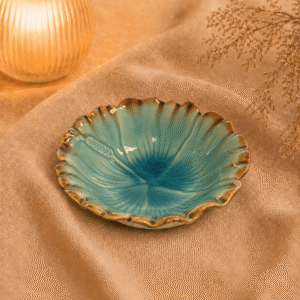Blauwe bloemschaal van 15 cm met golvende bruine rand en bloemvormig reliëf, sfeervol gepresenteerd.