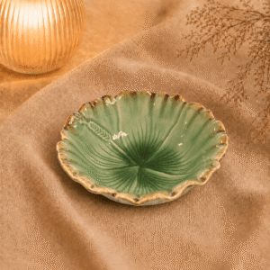 Groene bloemschaal van 15 cm met golvende bruine rand en bloemvormig reliëf, sfeervol gepresenteerd.