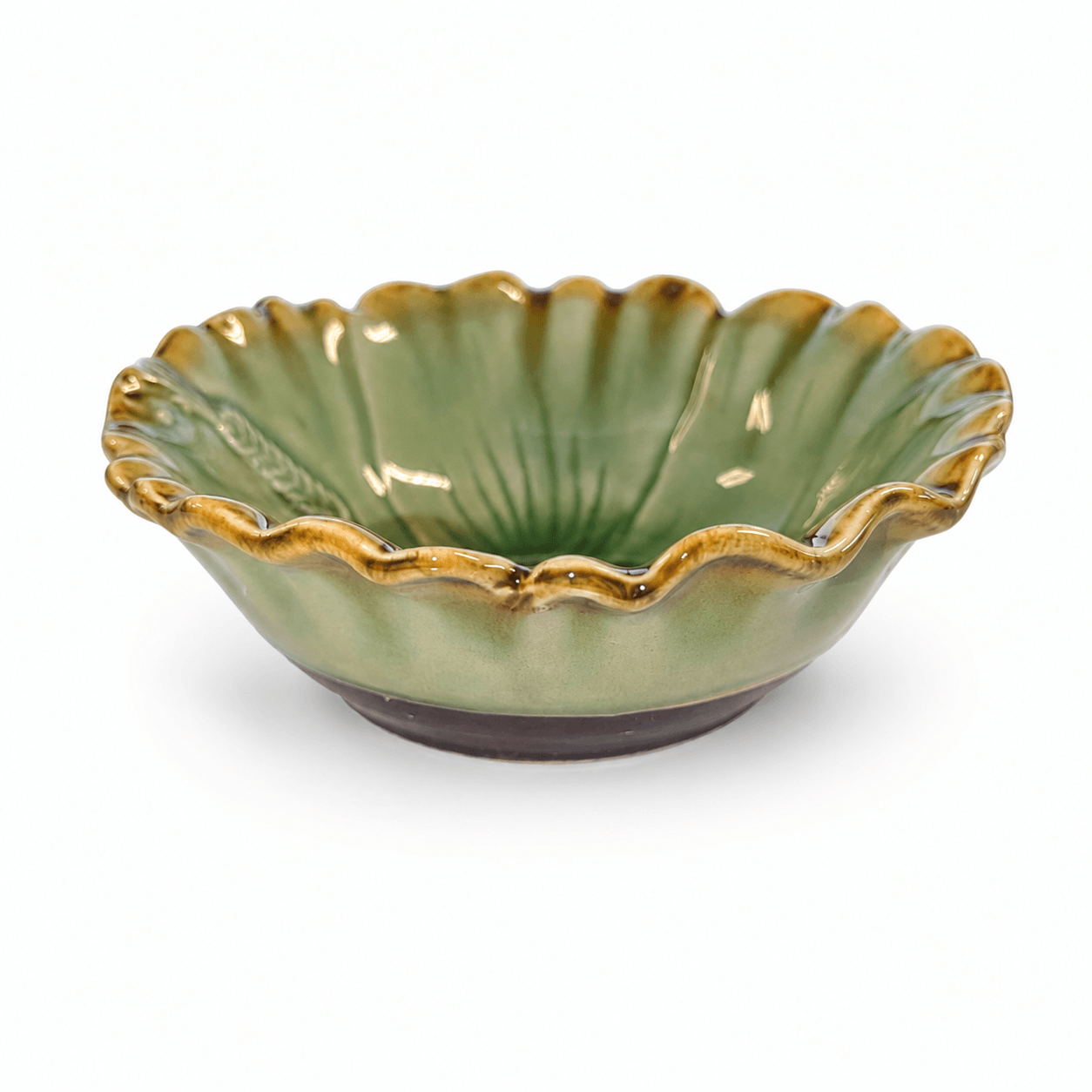 Groene bloemschaal van 15 cm met golvende bruine rand en bloemvormig reliëf, vooraanzicht op witte achtergrond.