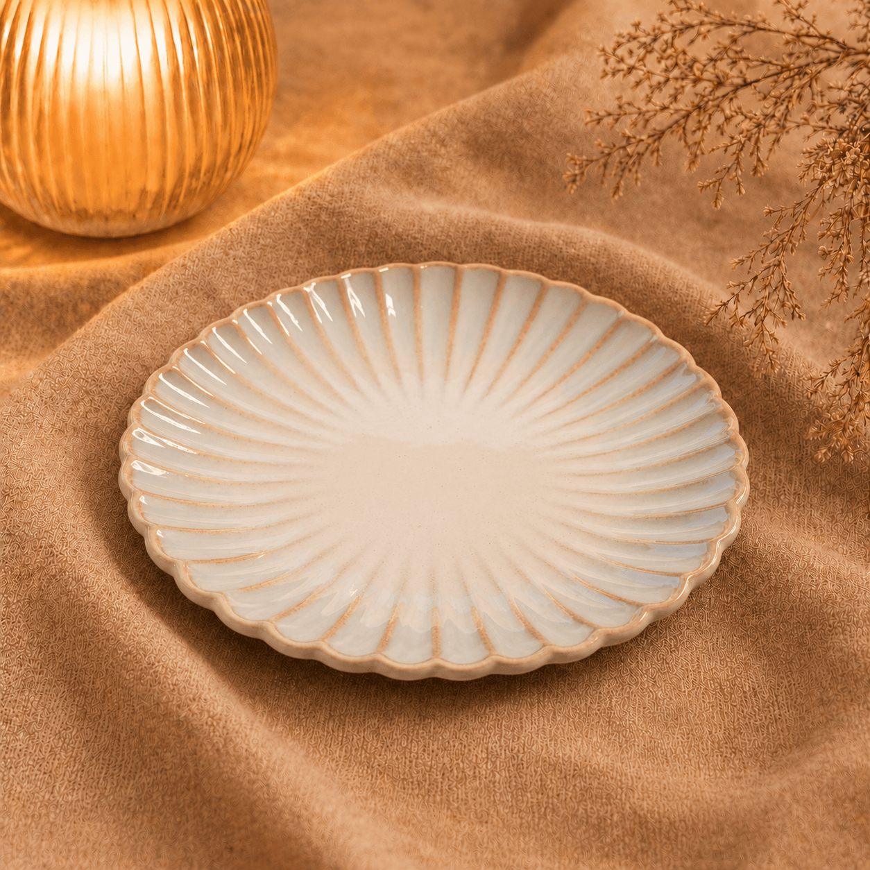 Crème Bord Lotus van 20 cm met sierlijke geribbelde bloemvorm en beige accenten, sfeervol gepresenteerd.