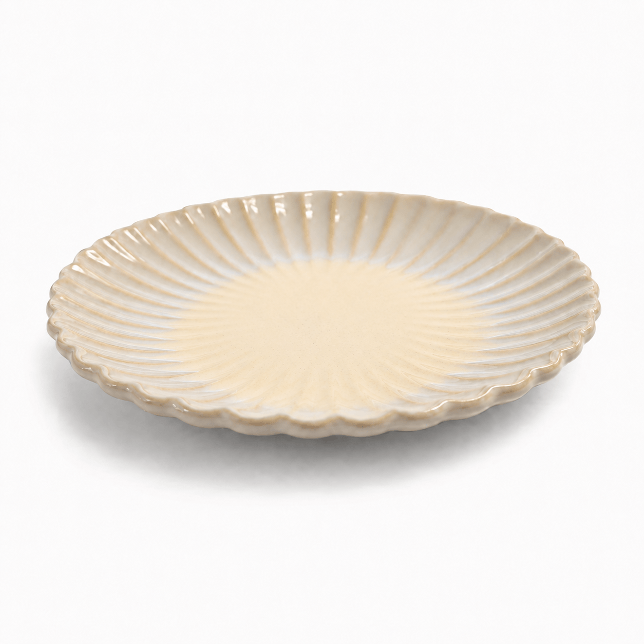 Crème Bord Lotus van 20 cm met geribbelde bloemstructuur en golvende rand, zijaanzicht.