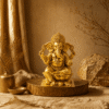 Goudkleurig Ganesha beeld Lotus op een houten plateau in een sfeervolle natuurlijke woonomgeving.