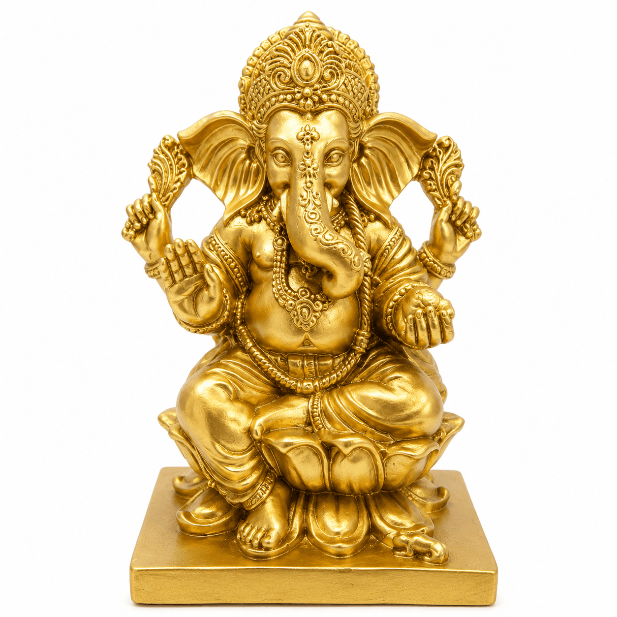 Vrijstaand goudkleurig Ganesha beeld Lotus met verfijnde ornamenten en lotusbloem op een witte achtergrond.
