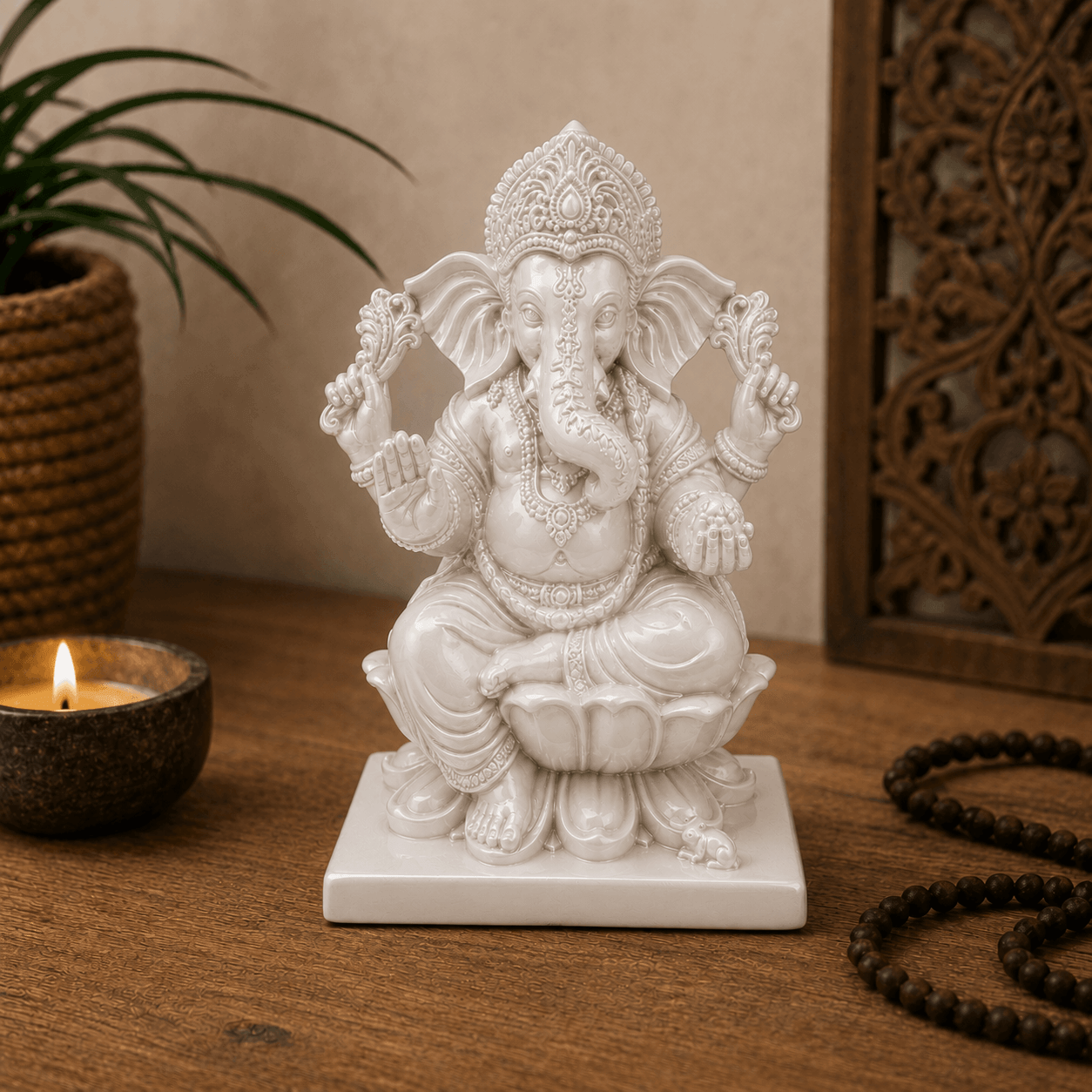 Ivoorkleurig Ganesha beeld Lotus op een houten tafel met kaars, kamerplant en warme sfeerverlichting.