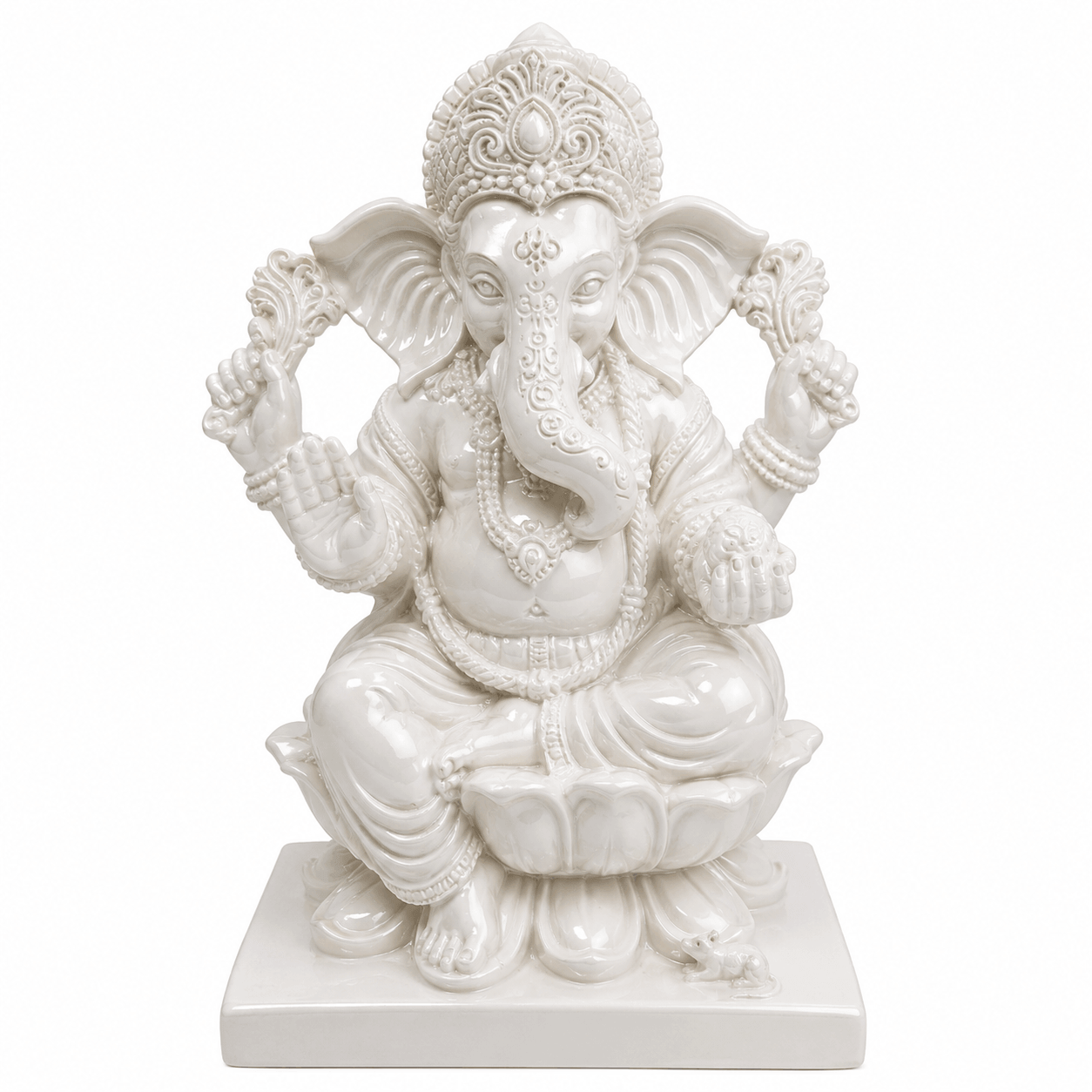 Vrijstaand ivoorkleurig Ganesha beeld Lotus met verfijnde ornamenten en lotusbloemen op een witte achtergrond.