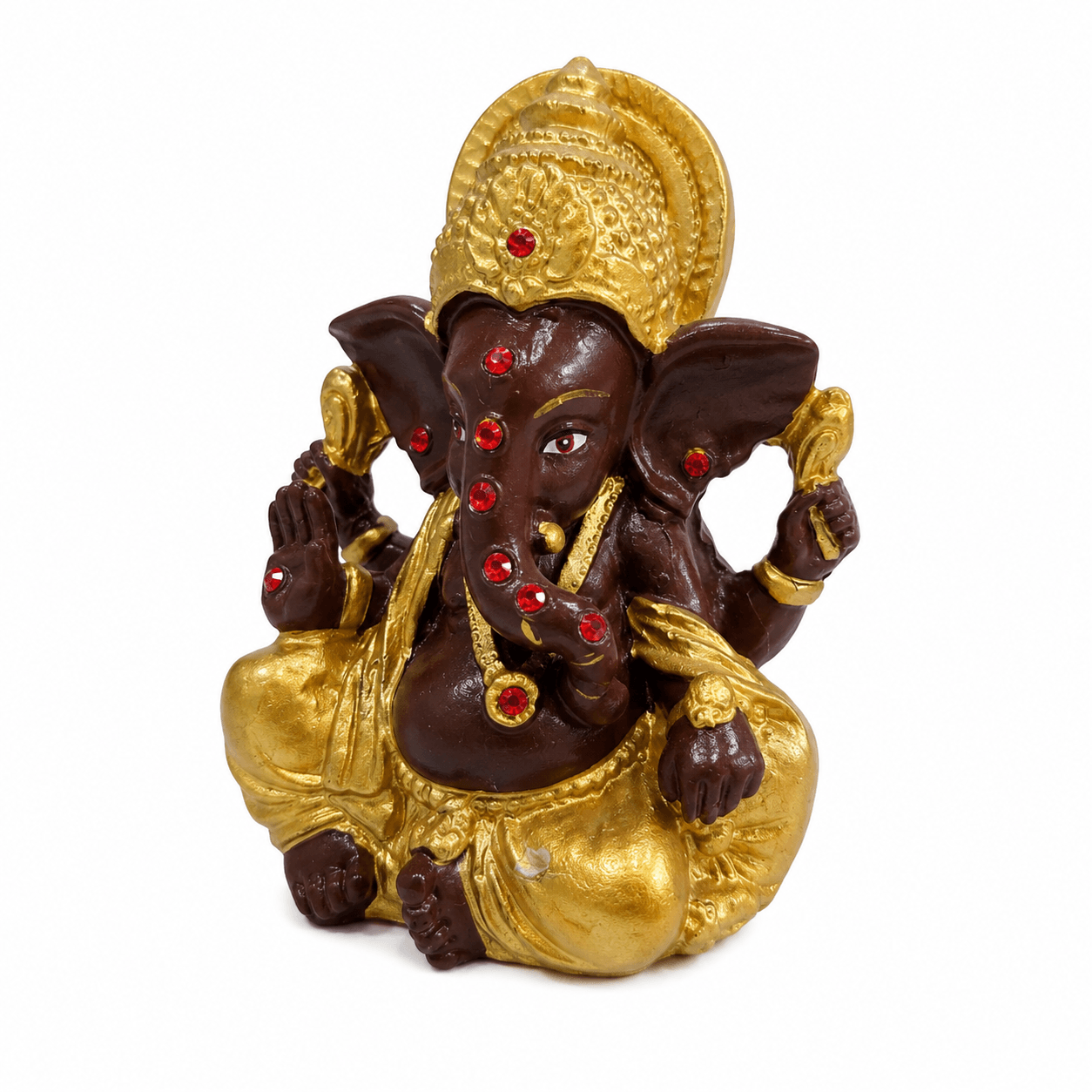 Schuin vooraanzicht van Ganesha Beeld Maharaja in donkerbruin en goud, versierd met rode sierstenen.
