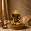 Donkerbruin-gouden Ganesha Beeld Maharaja op een decoratief plateau in een warm sfeervol interieur.