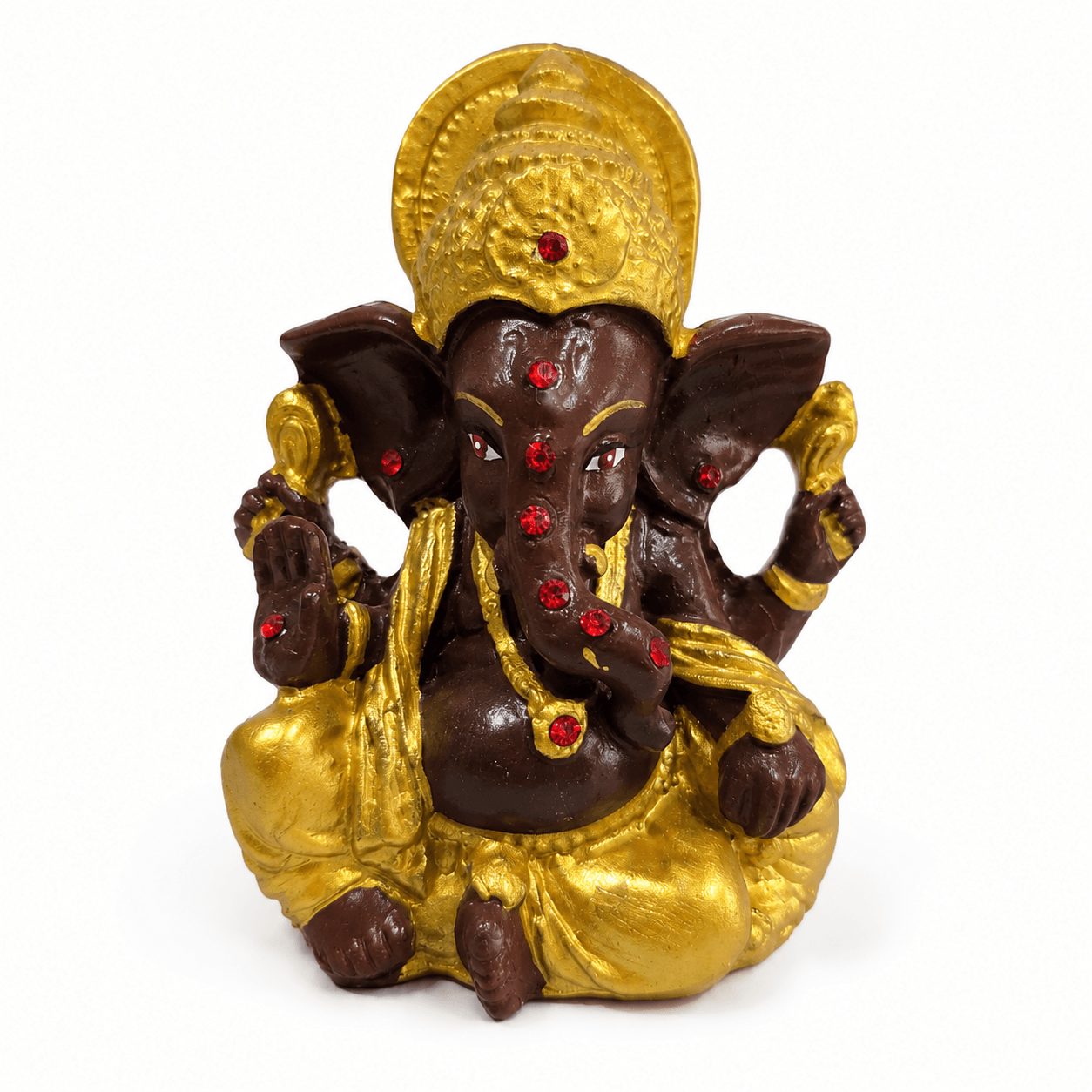 Ganesha Beeld Maharaja in donkerbruin en goud met rode sierstenen, gefotografeerd van voren.