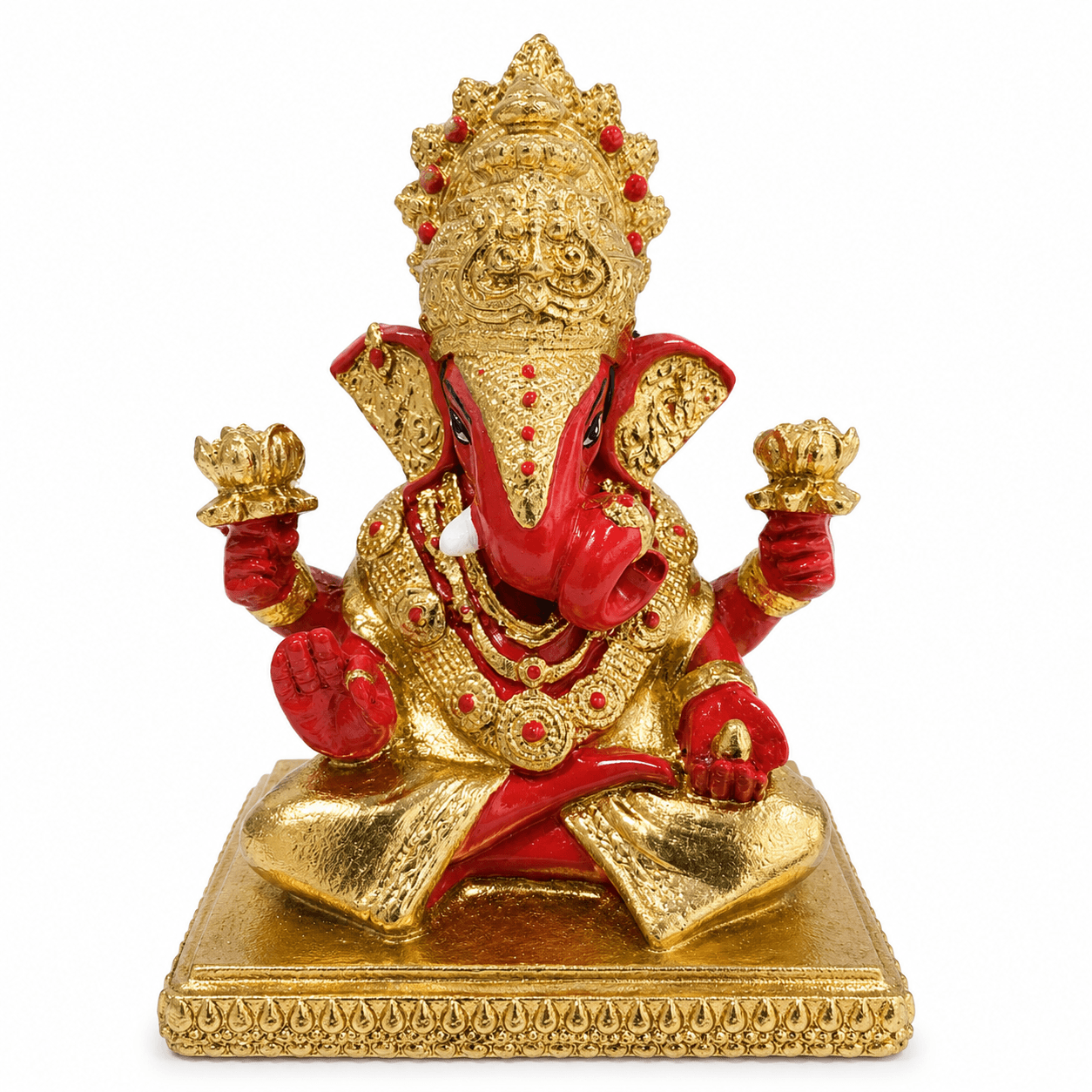 Ganesha beeld Maharaja in rood en goud in een warme interieursetting met kaars en decoratieve elementen